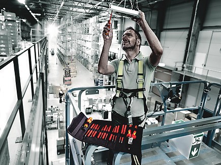 Набор отвёрток-насадок диэлектрических WERA Kraftform Kompakt VDE 17, Extra Slim 1 с рукояткой-держателем + электромонтажные клещи, 17 предметов, WE-136027